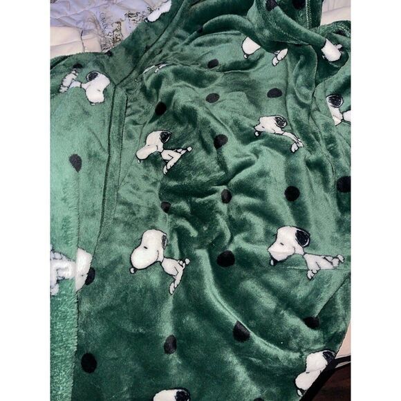 Other - Peanuts green super soft berkshire oversized throw snoopy